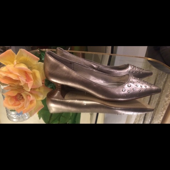 Pointed mustard gold colored flat heels. - Picture 2 of 5